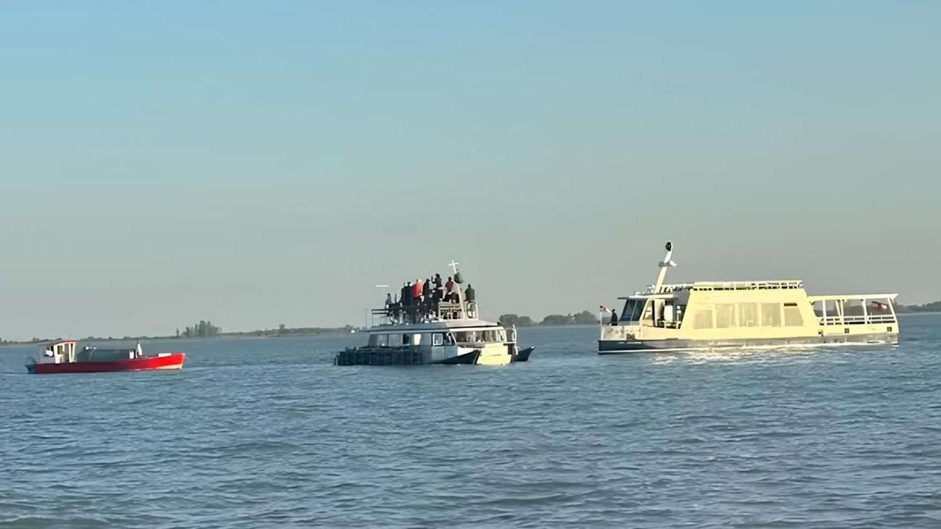 Hoppá! Zátonyra futott egy komp a Fertő tavon - fotó