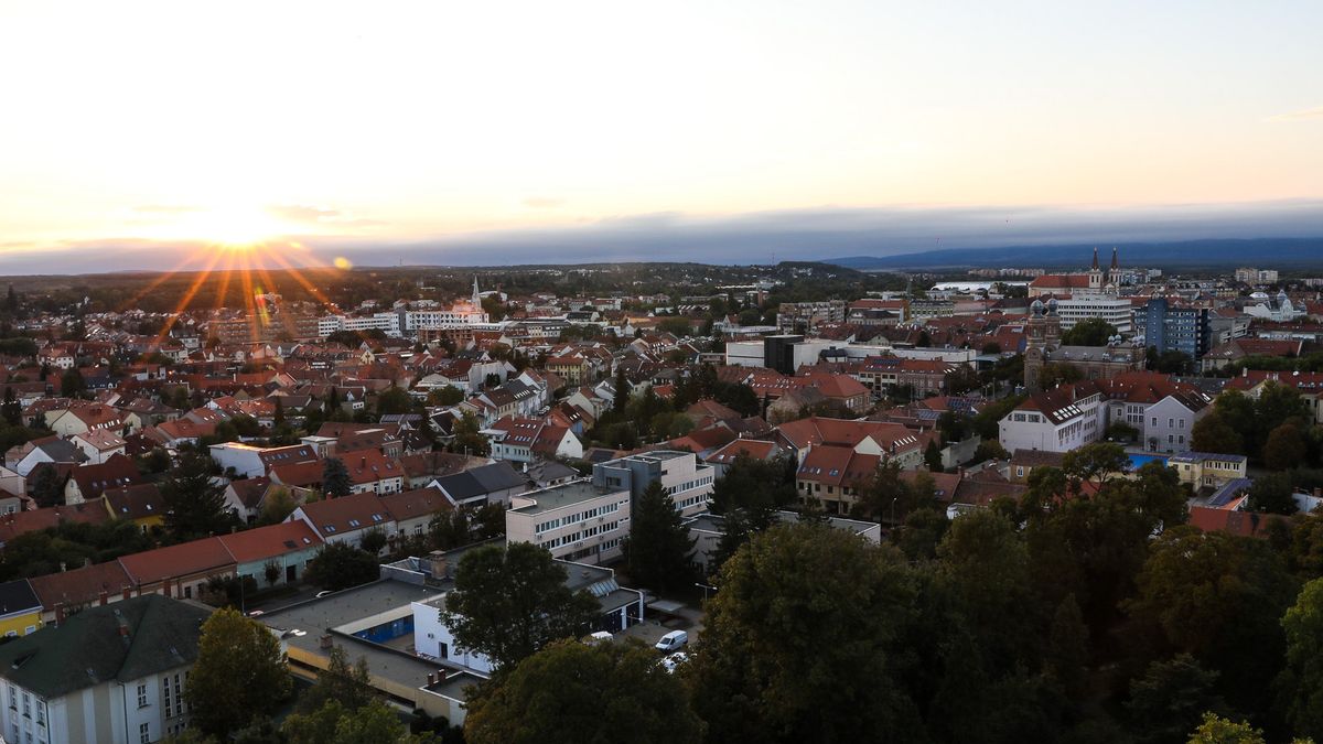 Víztorony esti és éjszakai panorámával