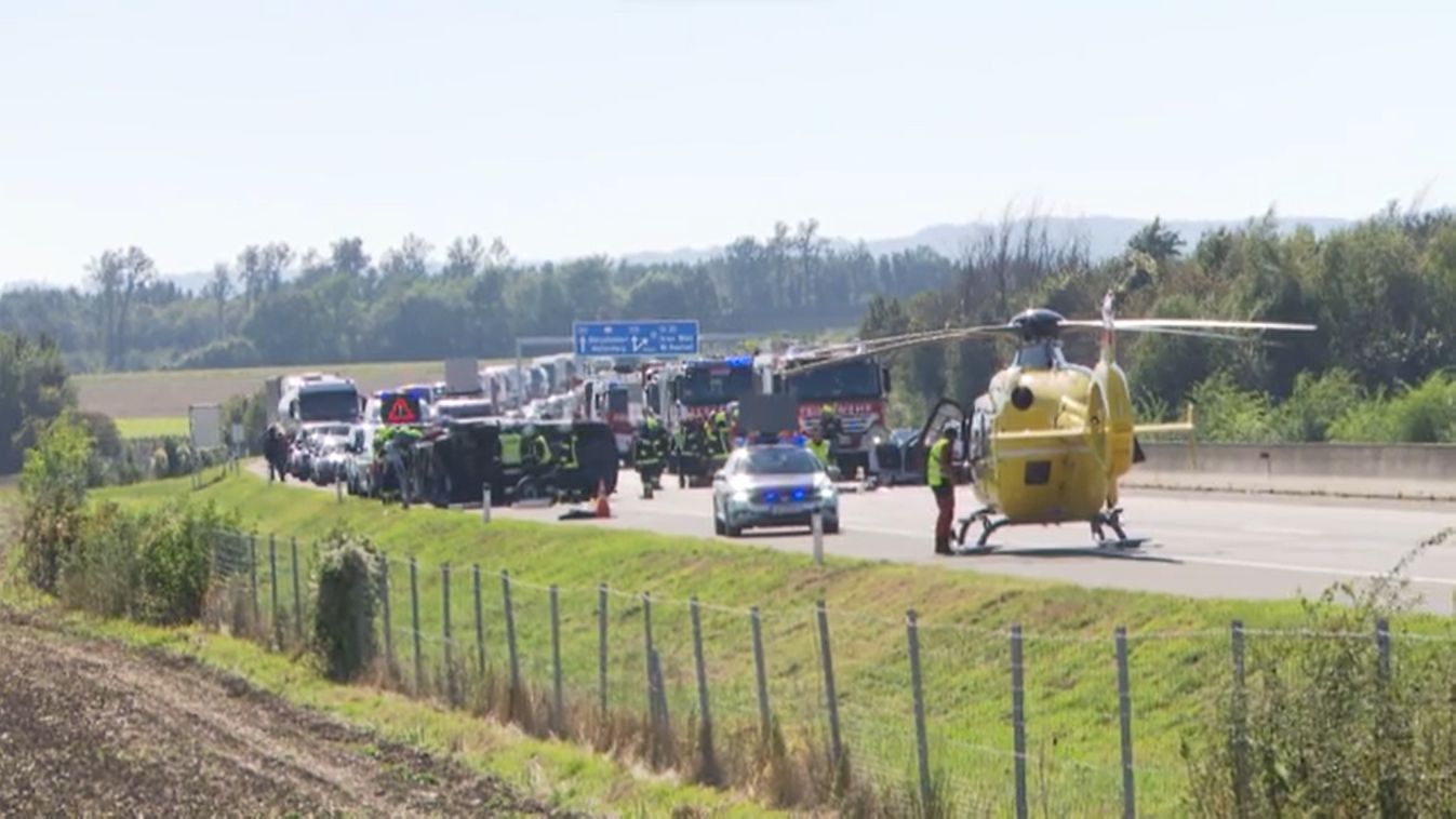 Rendőrautóba csapódott egy figyelmetlen sofőr Burgenlandban, mentőhelikopter is érkezett a helyszínre