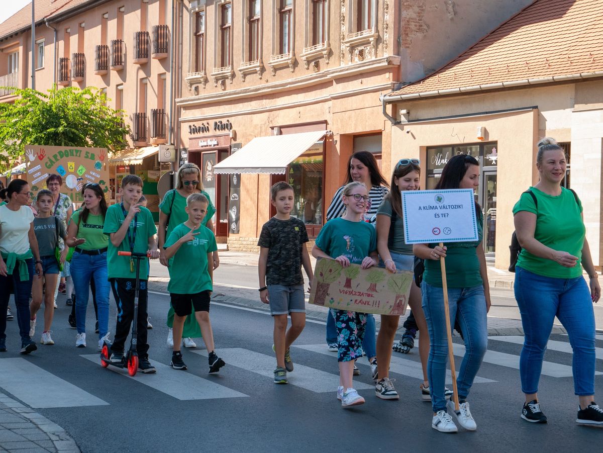 Autómentes felvonulást tartottak Sárváron, a Környezetvédelmi Napon.