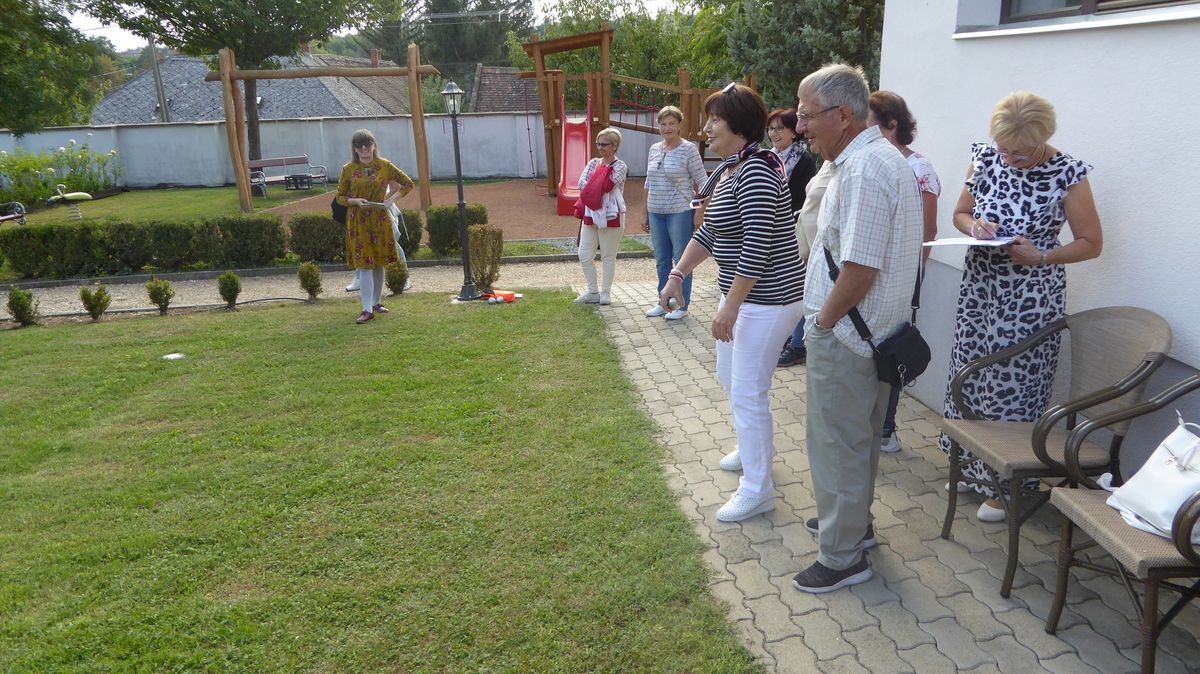 Pétanque, a híres francia sport - épp ezt próbálják ki a résztvevők Vasváron