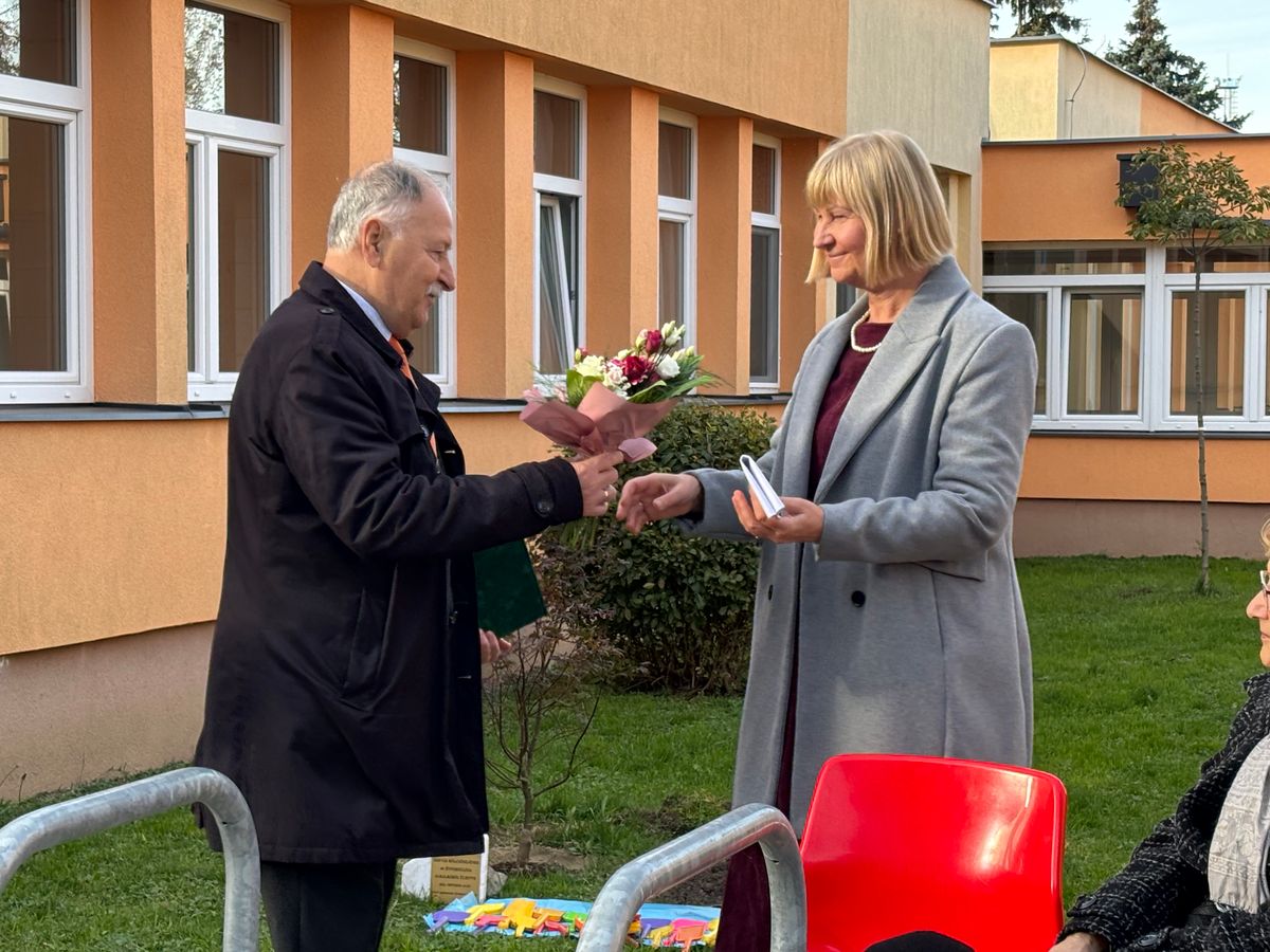 Az intézmény40 éves fennállása alkalmából Kondora István polgármester Sárvár Város Polgármesterének Jubileumi Emlékérmét adta át Varga Istvánné bölcsődevezetőnek.