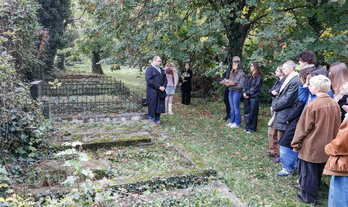 Megemlékezést tartottak a művészetisek Vass Béla sírjánál