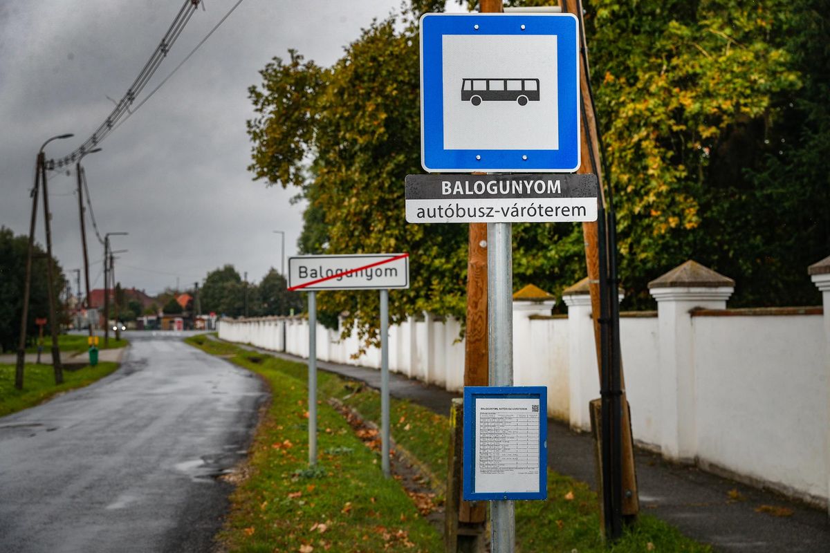 Balogunyom, buszmegálló tábla a Rákóczi utcában