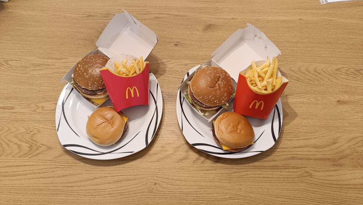 Összehasonlítás: jobb oldalon a magyar McDonald's, bal oldalon az ausztriai termékei.