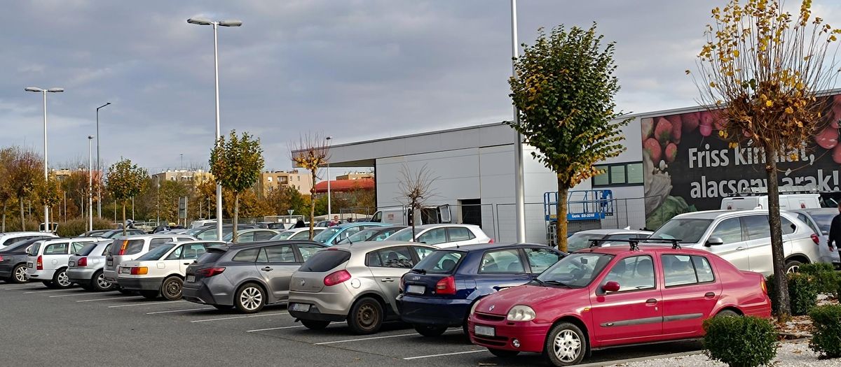 Telt házas parkolók, üzletek Szombathelyen