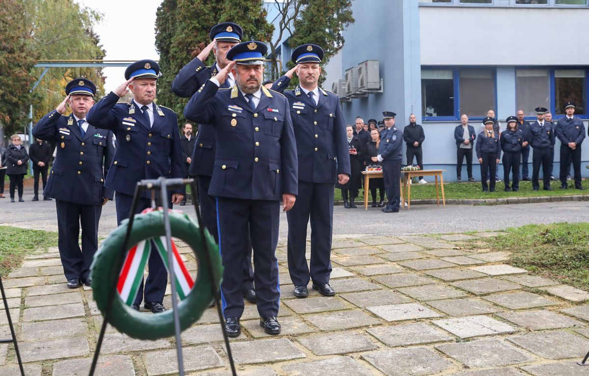 Mindenszentek alkalmából tisztelegtek a hősi halált halt munkatársaik előtt a rendőrség tagjai