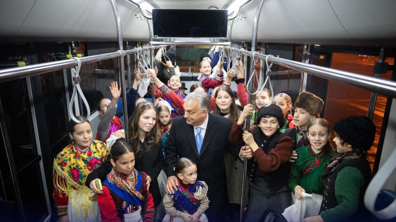 Orbán Viktor felszállt a bulibuszra