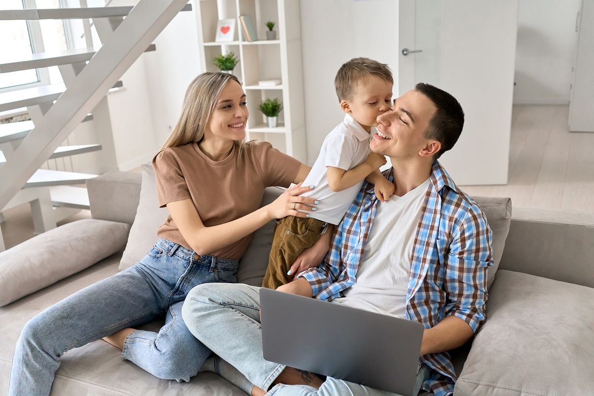 Happy,Smiling,Young,Couple,Sitting,With,A,Boy,Child,3-4