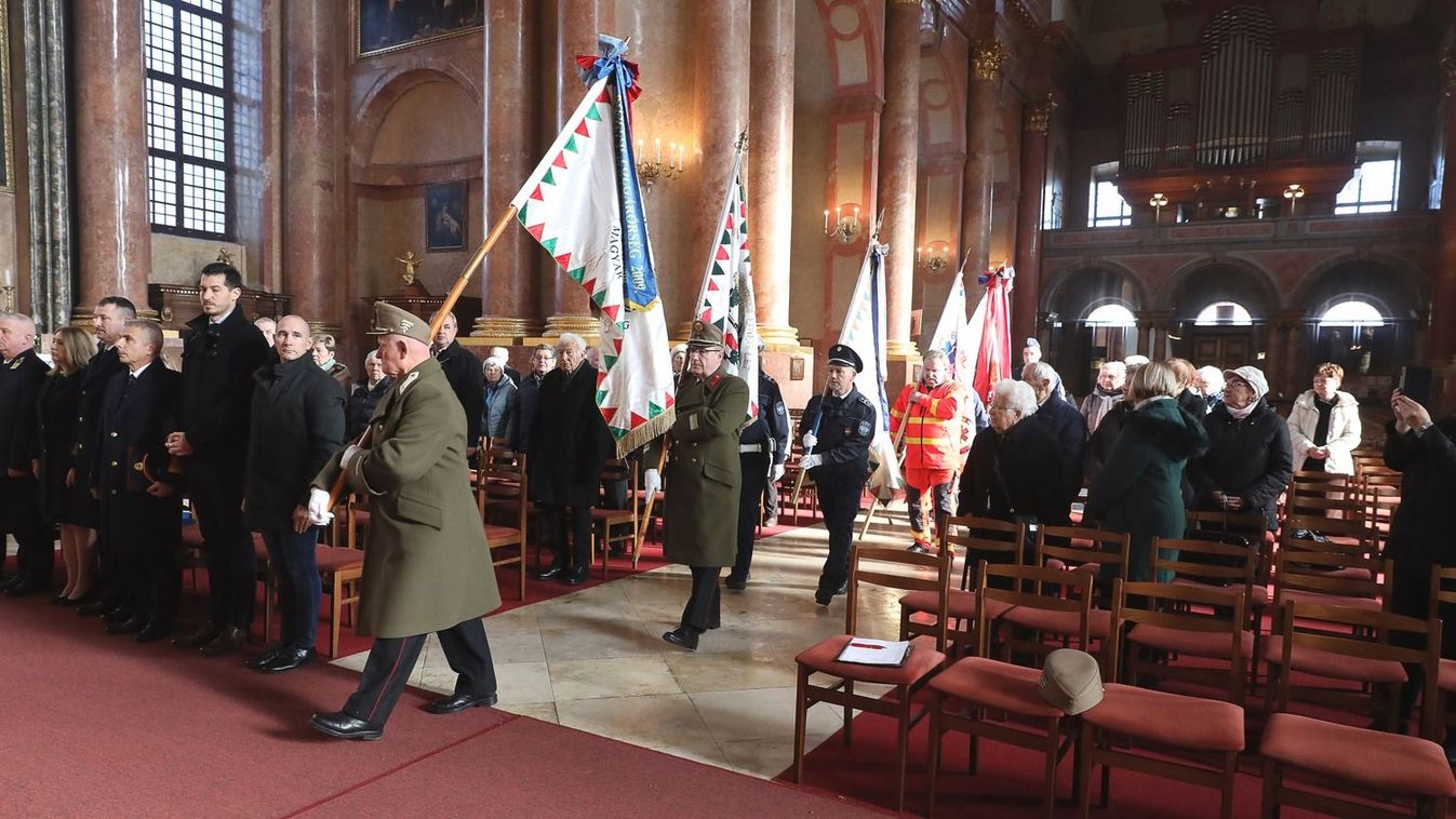 Az elhunyt egyenruhások emlékének adóztak a szombathelyi székesegyházban