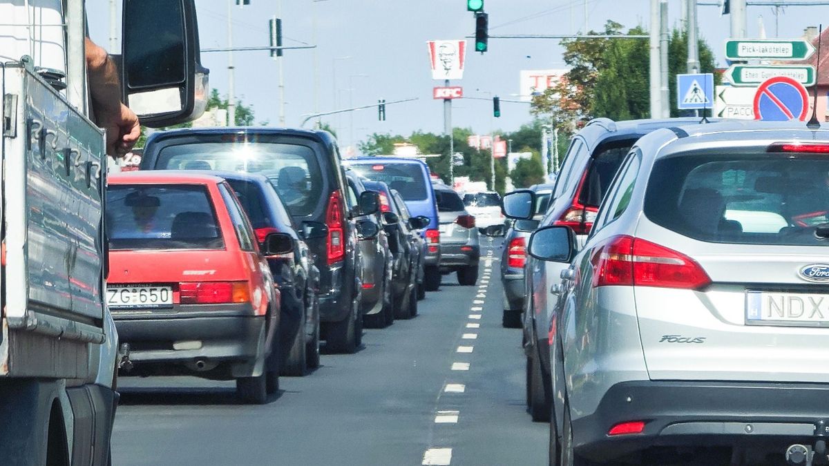 Idős korú sofőr a volánnál: legyen matrica?