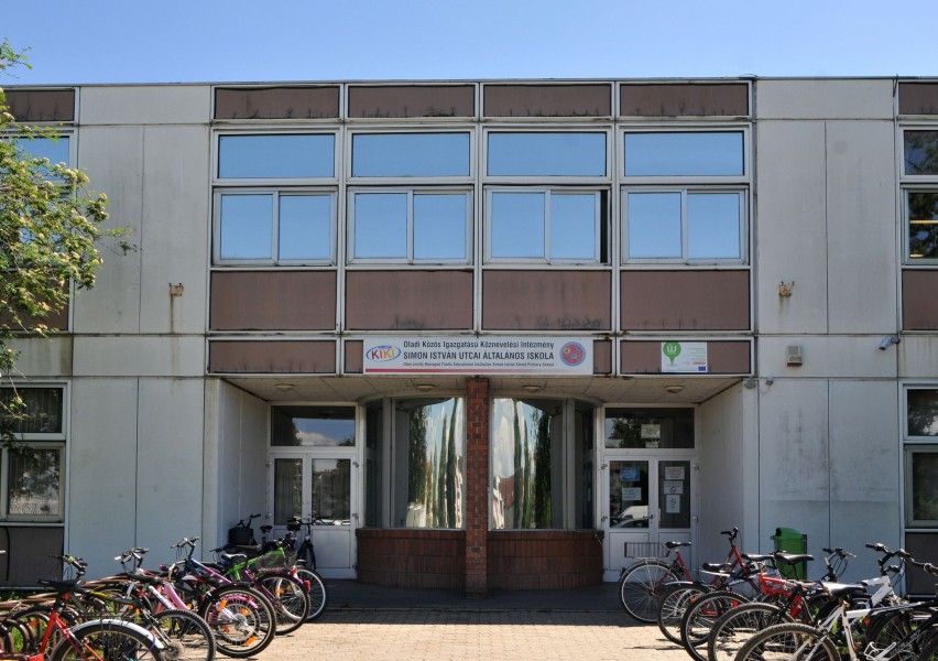 menzakéssel fenyegette
