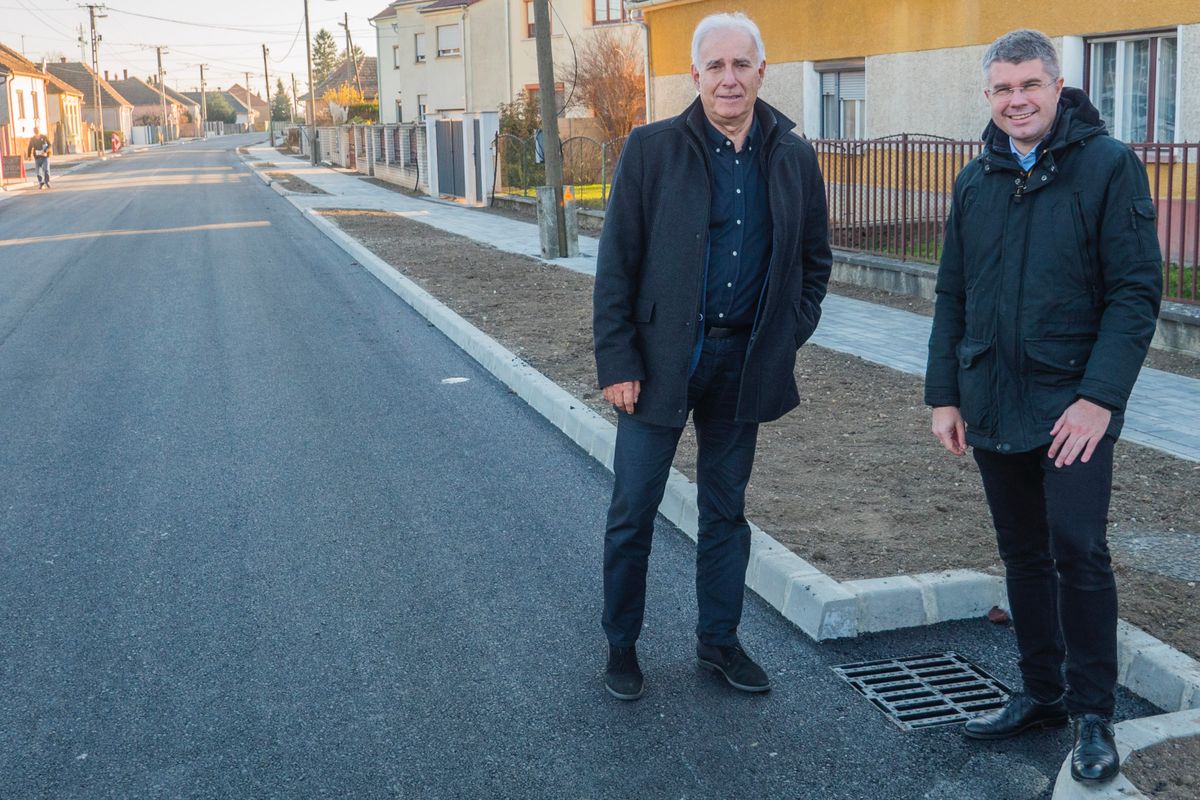 Elkészült Répcelak legrégebbi utcája, a Bartók Béla utca felújítása.  A Bartók Béla utcát nemrégiben Ágh Péter országgyűlési képviselő is megtekintette.