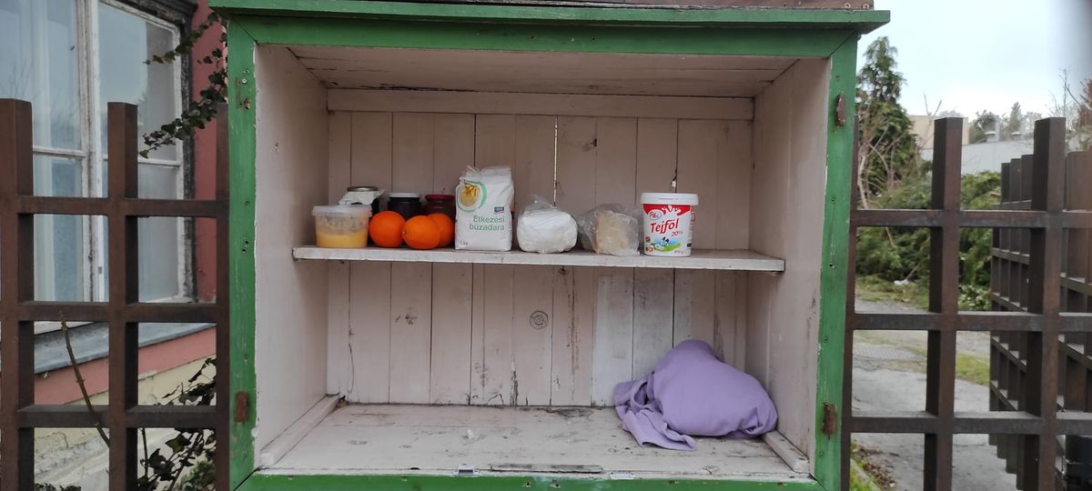 Máig működik a "zöld szekrény" a szombathelyi Szent Márton plébániánál.