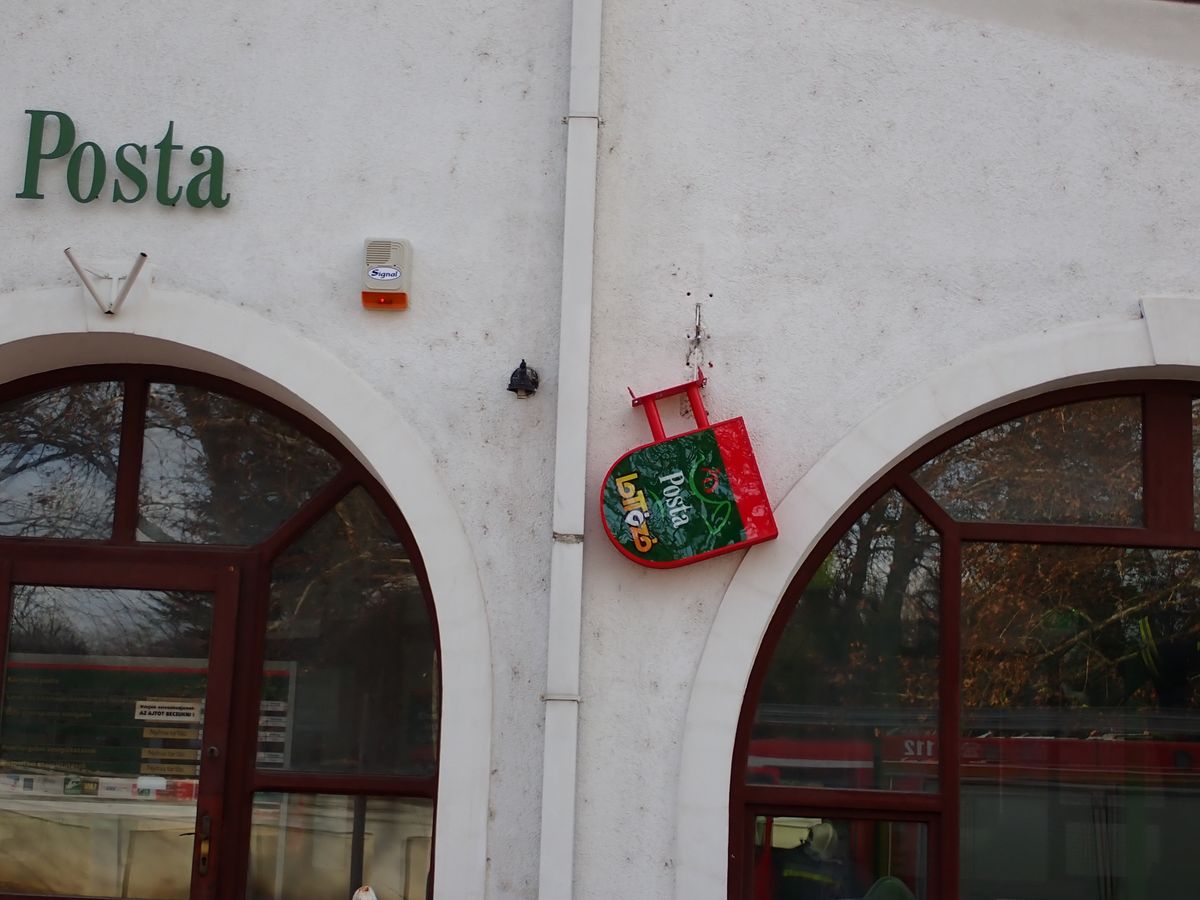 Szél leszakította Körmenden a posta világítótábláját