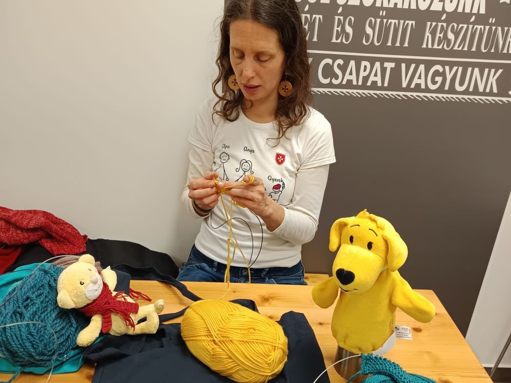 Köttusa: 220 méternyi sálat kötnek
