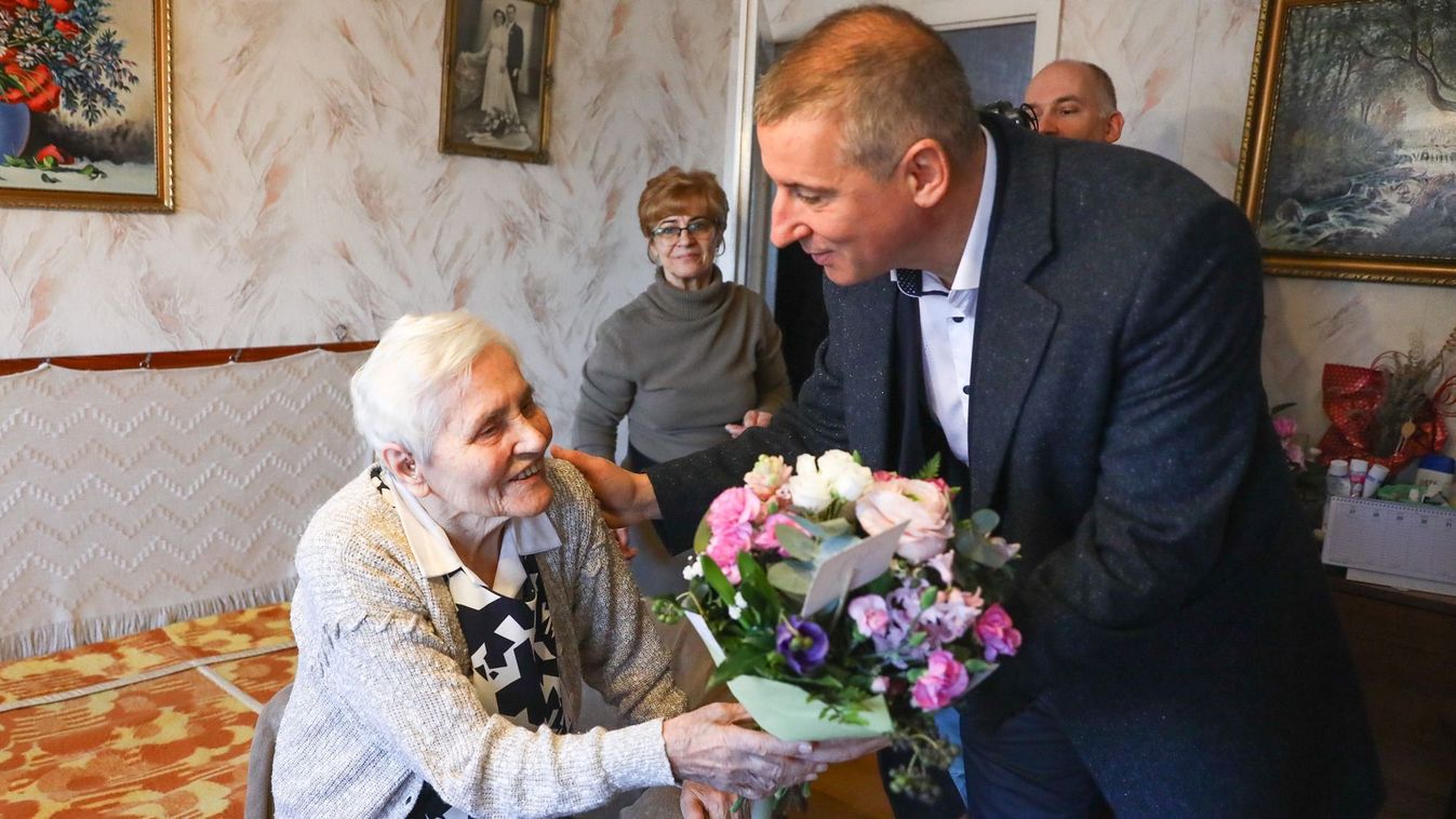 A 90 éves Molnár Évát köszöntötték Szombathelyen: mindennap elolvassa a híreket