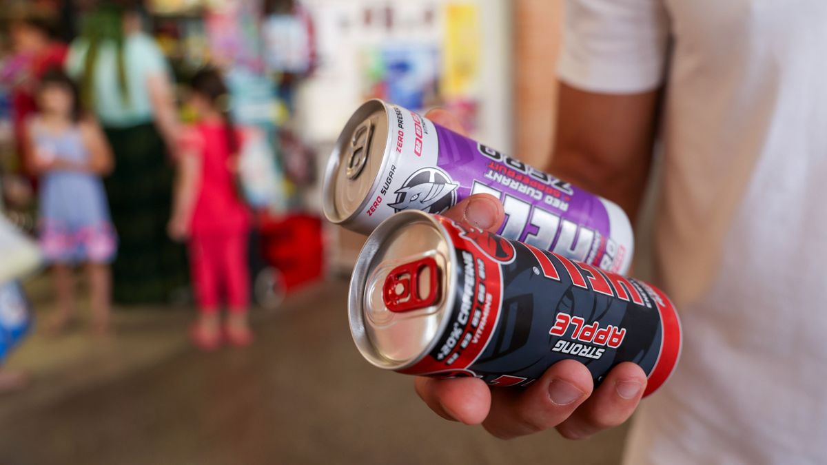 Tilos lesz az energiaital 18 év alattiaknak?