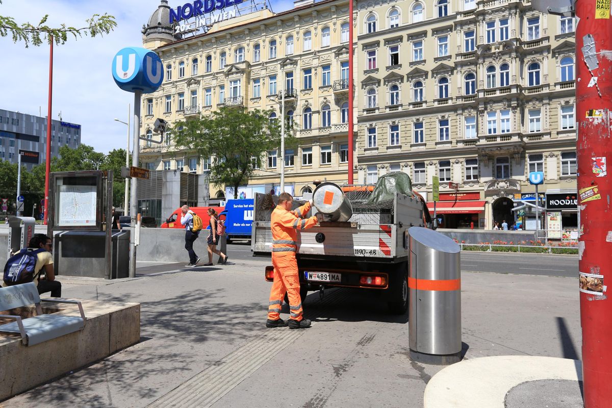Az ausztriai kukások magyar szemmel jól keresnek, de fizetésük jóval elmarad az osztrák átlagtól