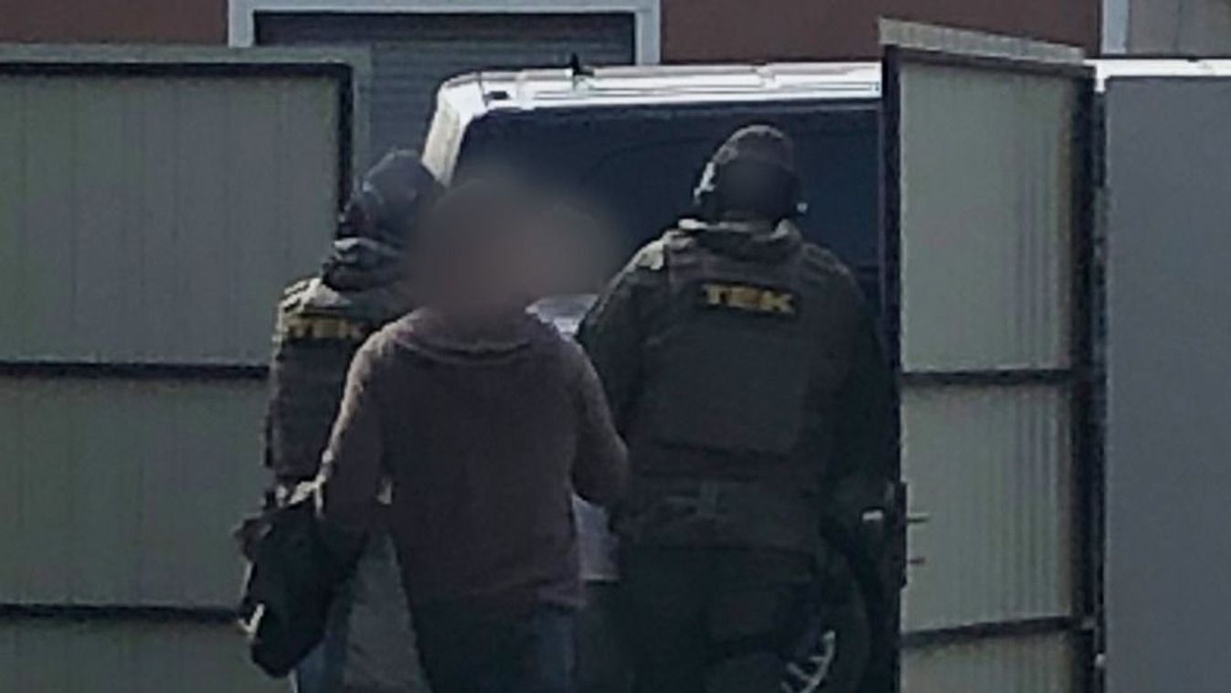 A TEK menekített ki egy kislányt, akit anyja fogva tartott és terrorizált - Vasból menekültek el