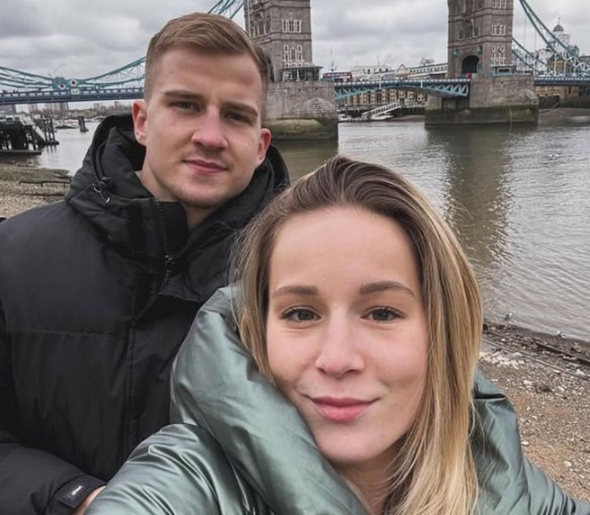 Hámori Luca és párja a Tower Bridge-nél