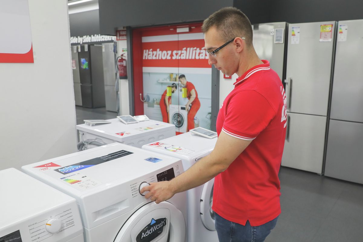 Az olvasói megkeresésre az áruház közölte, munkatársaik a szabályok betartása mellett is igyekeznek segíteni a vásárlóknak. G