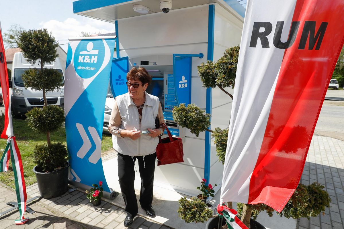 Gáll Istvánné pénzt vesz ki az új rumi automatából