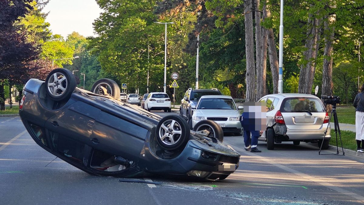 Parkoló autónak ütközött és felborult egy autó Szombathelyen - fotók