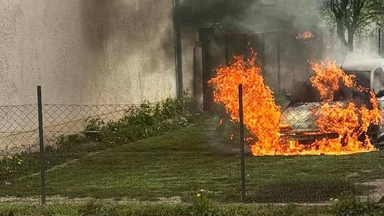 Személyautó motortere égett ki Rumban - fotók