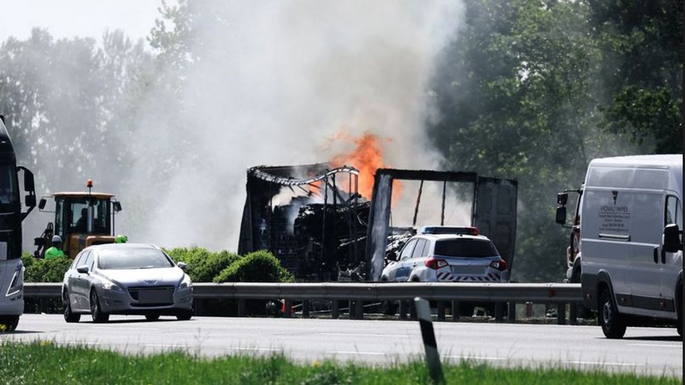 Kigyulladt egy kamion az M1-esen - áll a forgalom az autópályán