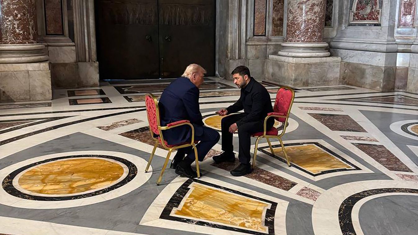 Ezt mondta Donald Trump Macronnak Ferenc pápa temetésén