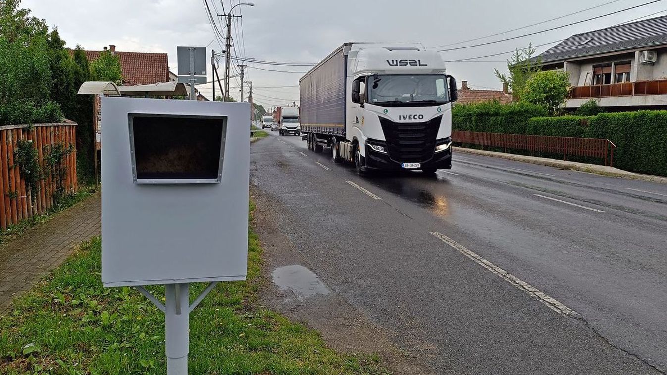 Fix traffiboxok kerültek ki a vármegyehatáron fekvő faluba - a Vasból érkezőket méri az egyik