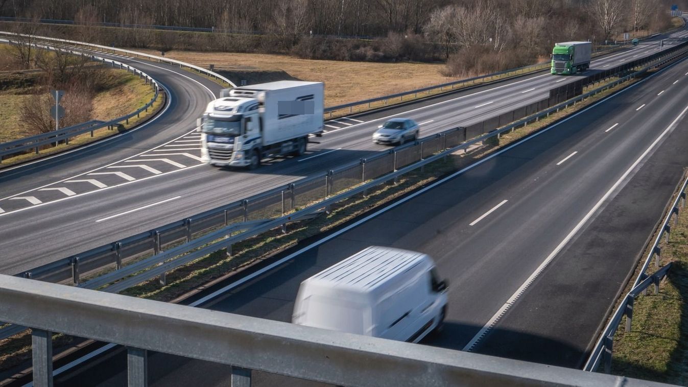 Szörnyű tragédia az M1-es autópályán: kerékcsere közben ütött el egy fiatalt egy kamion