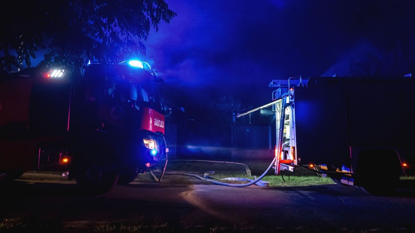 Lezuhant a szállítójárműről és kigyulladt egy autó a 84-es főúton