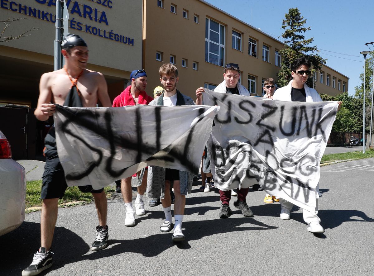 A Savaria Technikum bolondballagásán jártunk