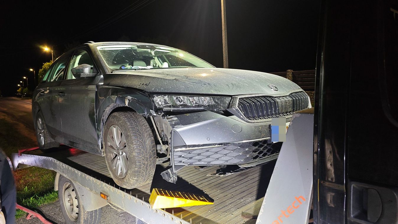 Oszlopnak csapódott egy autó Kámban az éjjel - helyszíni fotók