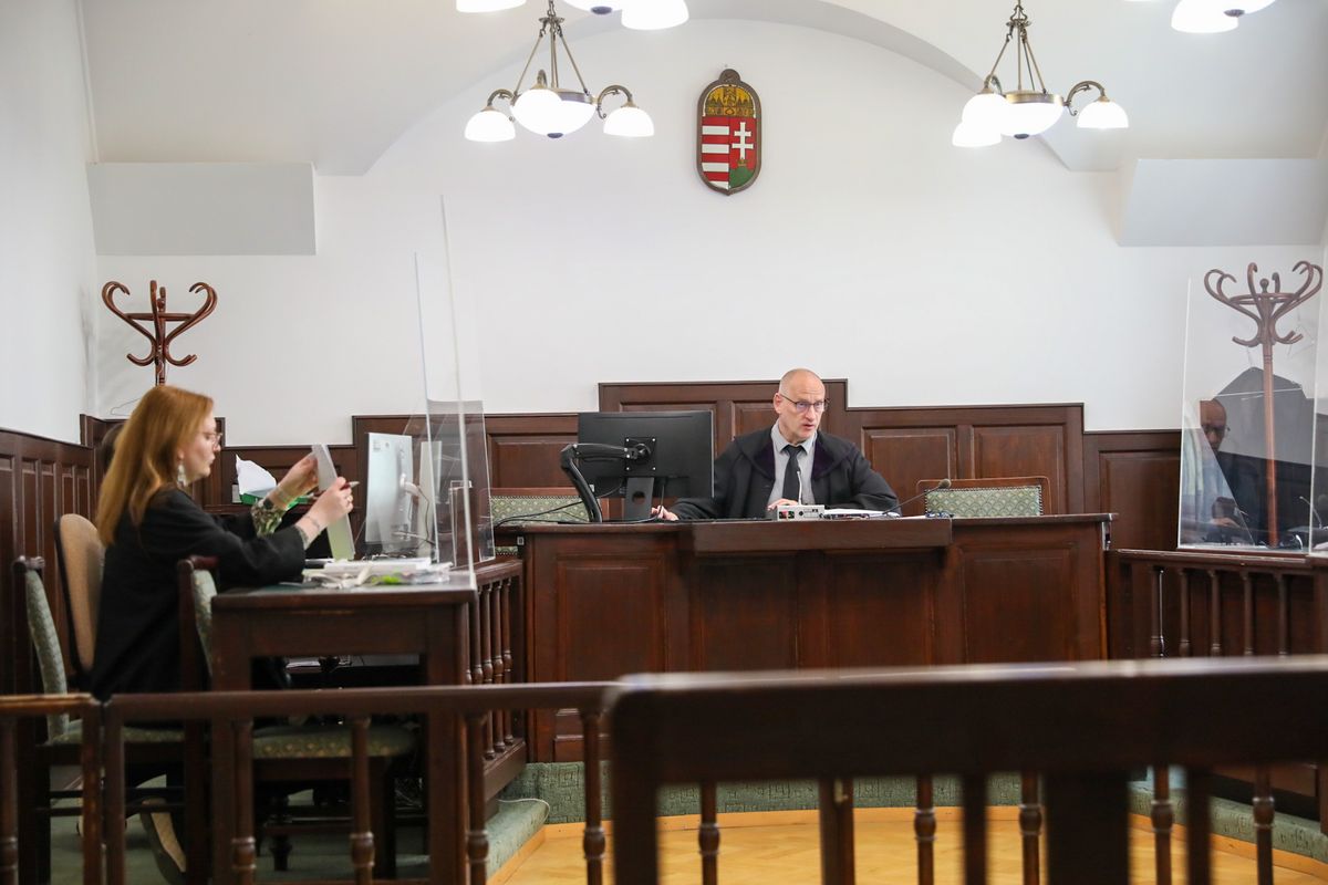Dr. Nárai József bíró nem akarta elővezettetni a garázdasággal vádolt férfit, megadta rá az esélyt, hogy önként megjelenhessen, de B. Zs. nem élt a lehetőséggel