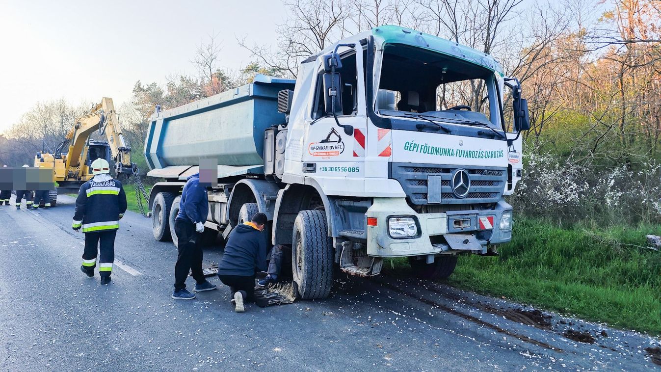 Sódert szállító teherautó borult fel Vas vármegyében, teljesen lezártak egy utat - helyszíni fotók
