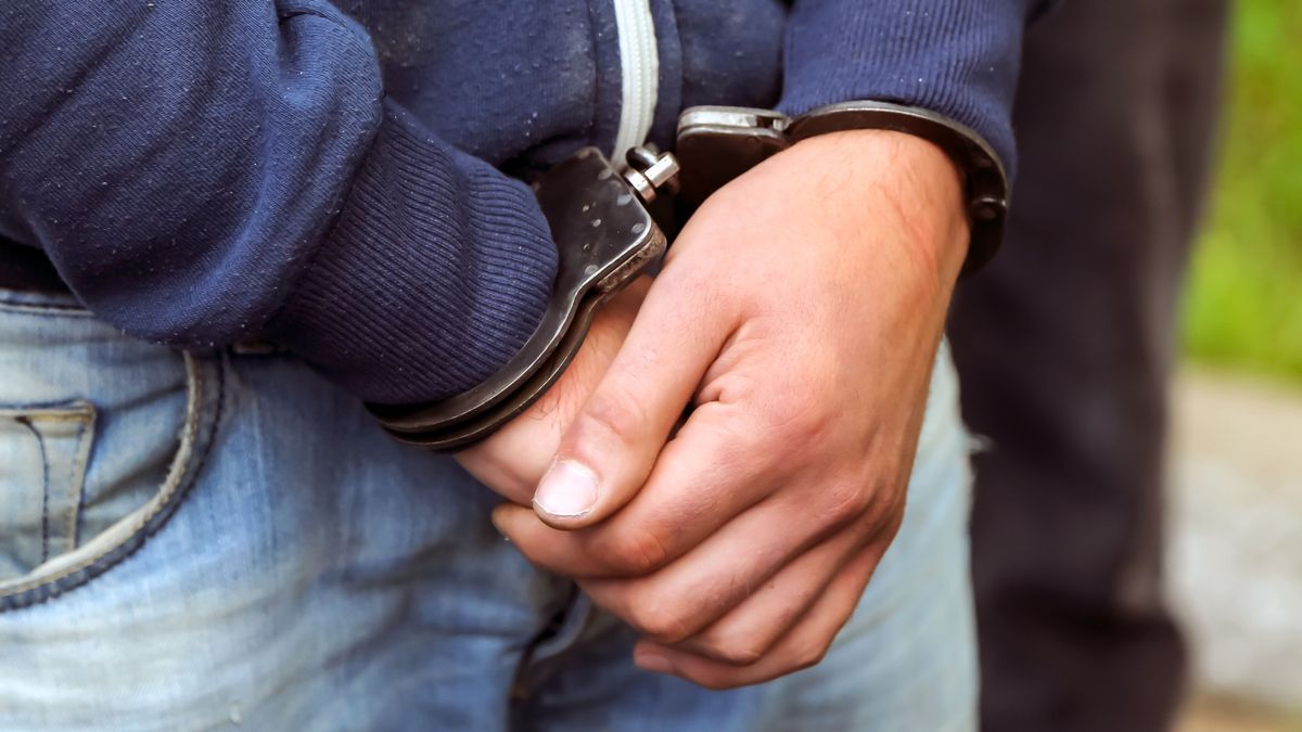 A,Police,Officer,Arrests,A,Drug,Dealer.,Weapons,,Handcuffs,Close-up. Bűncselekmény