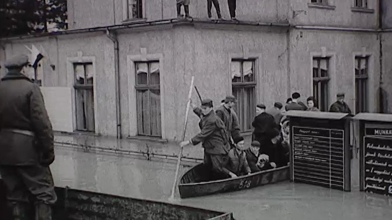 Kétéltű járművekkel mentették a lakosságot - 60 éve öntötte el Sárvárt a Rába - fotók, videó