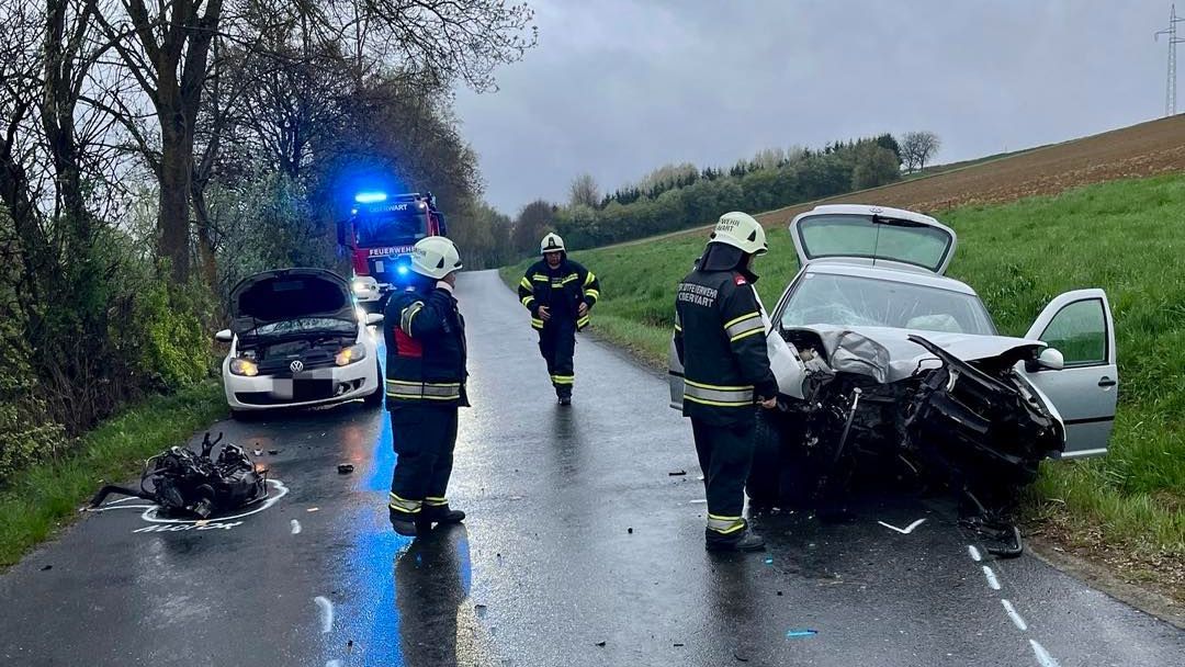 Baleset Oberwartnál - kiszakadt a motor a fának csapódott járműből
