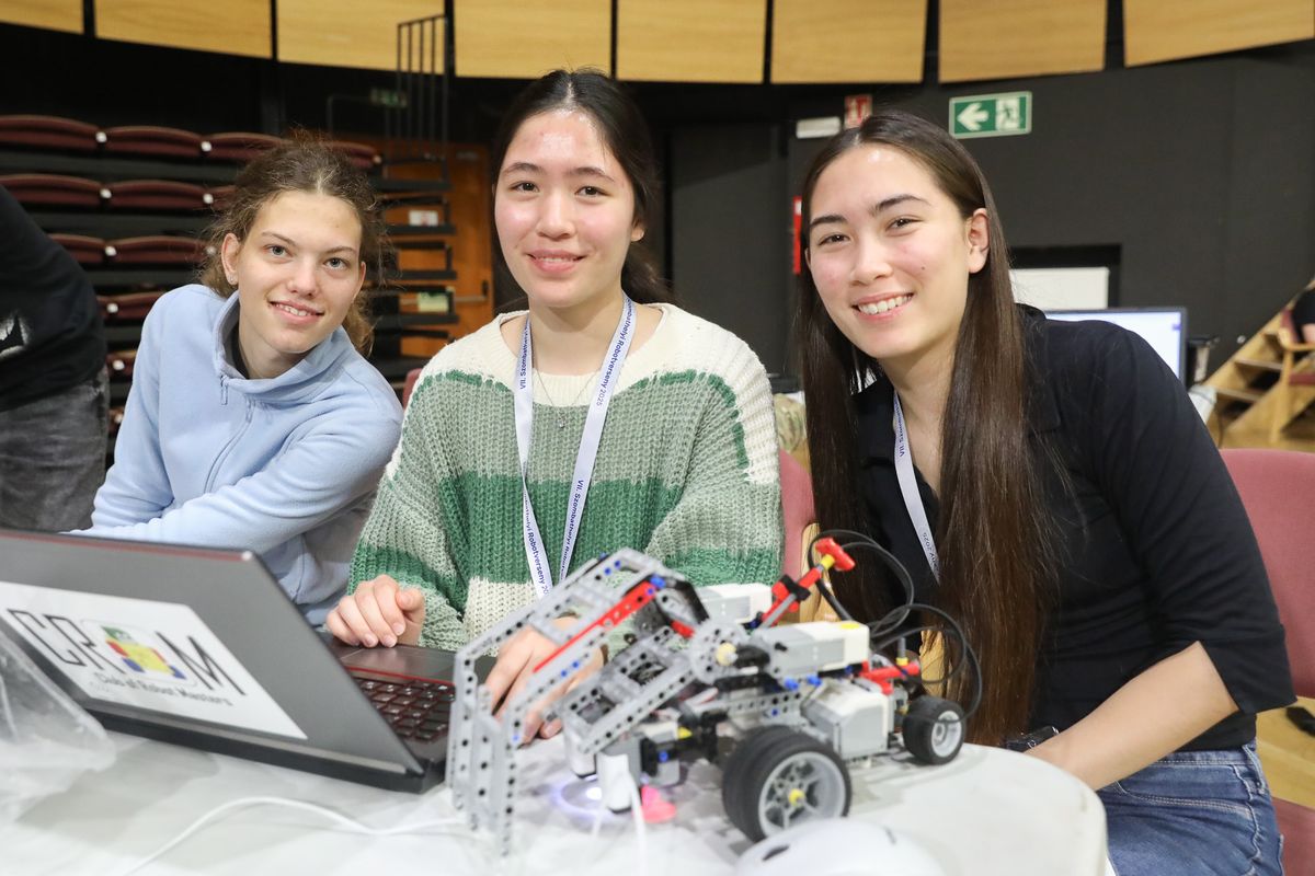 A robotika versenyen összefutottunk egy csak lányokból álló csapattal is: Valkai Mara, Valkai Lina és Repcsényi Dóra évek óta a Szombathelyi Roboklub tagjai