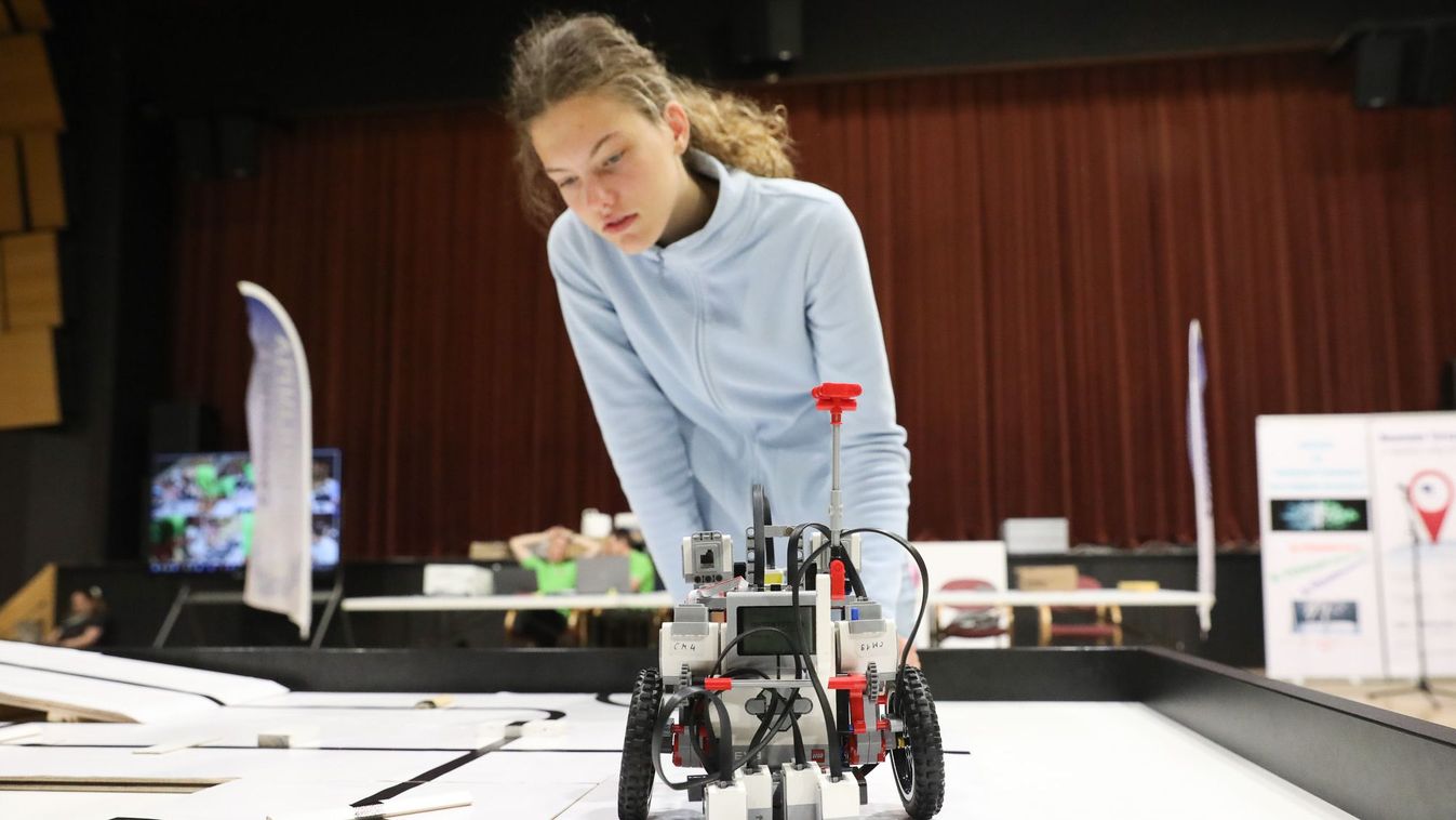 „Nem fiús hobbi!” – Lánycsapat vitte a show-t a szombathelyi robotépítő versenyen