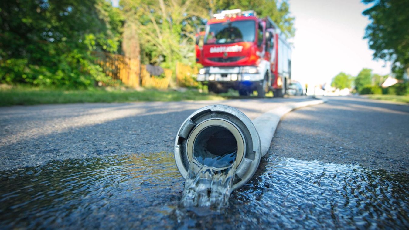 Kiégett egy autó a 83-as főúton
