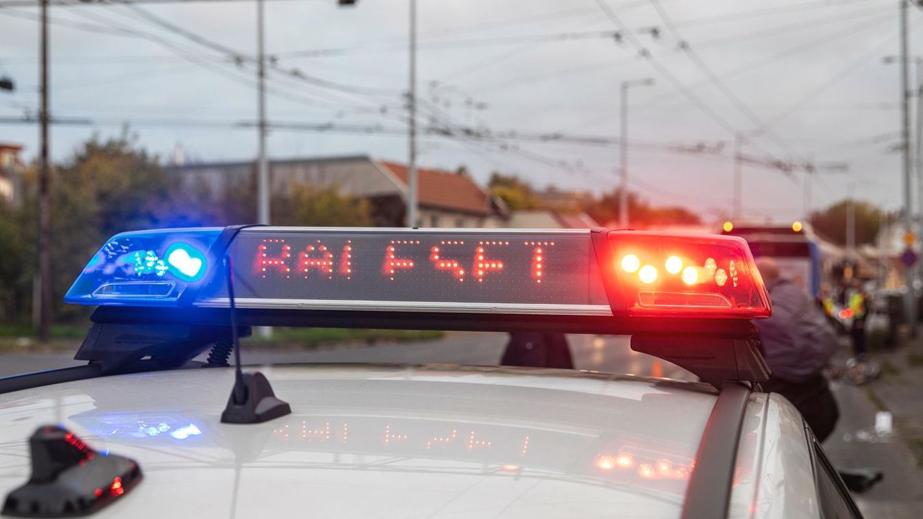 Hármas karambol történt a 87-esen, teljes szélességében lezárták az utat