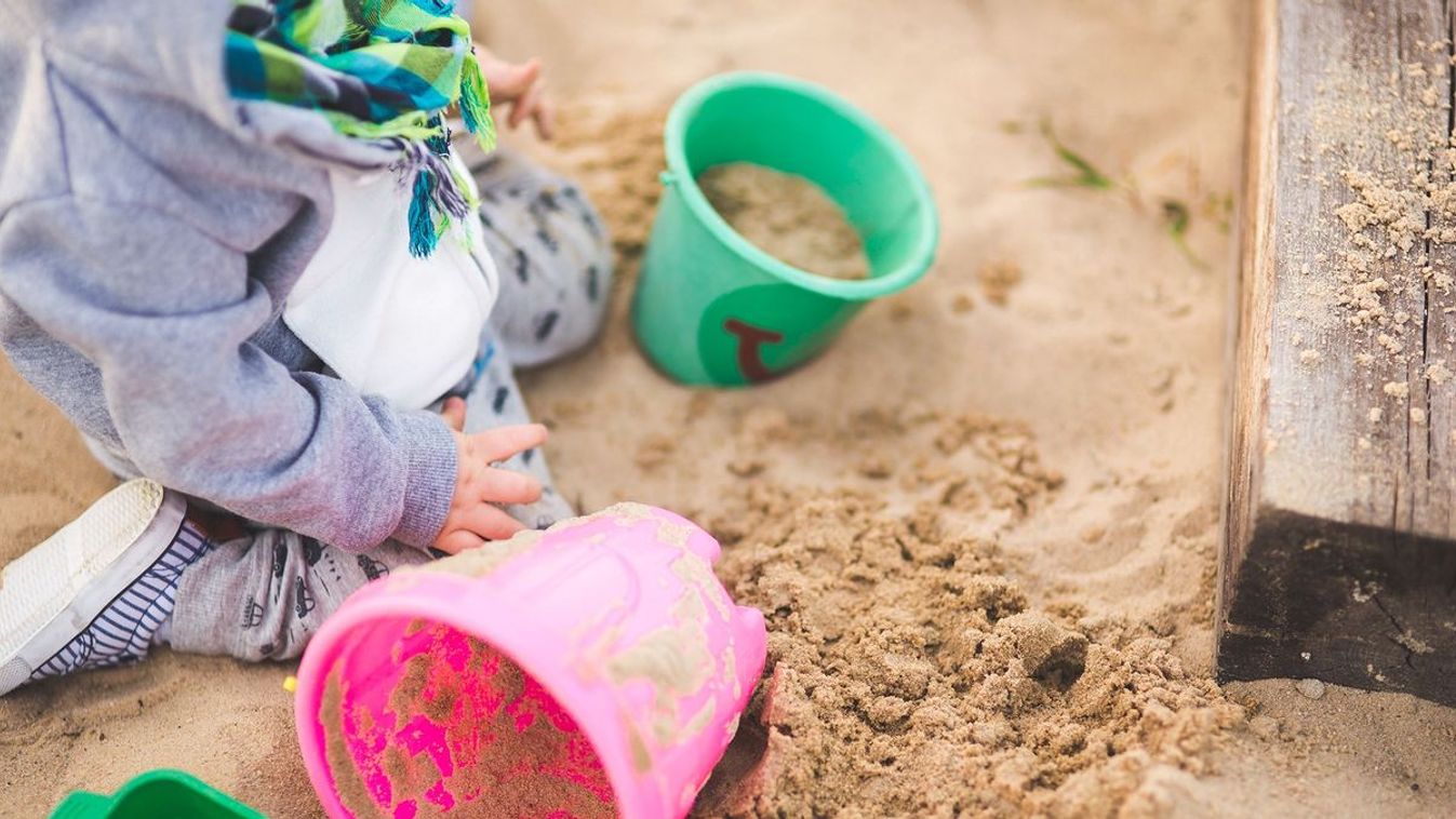 Anyukák figyelem! Hátborzongató, ami ezen a balatoni strandon történt
