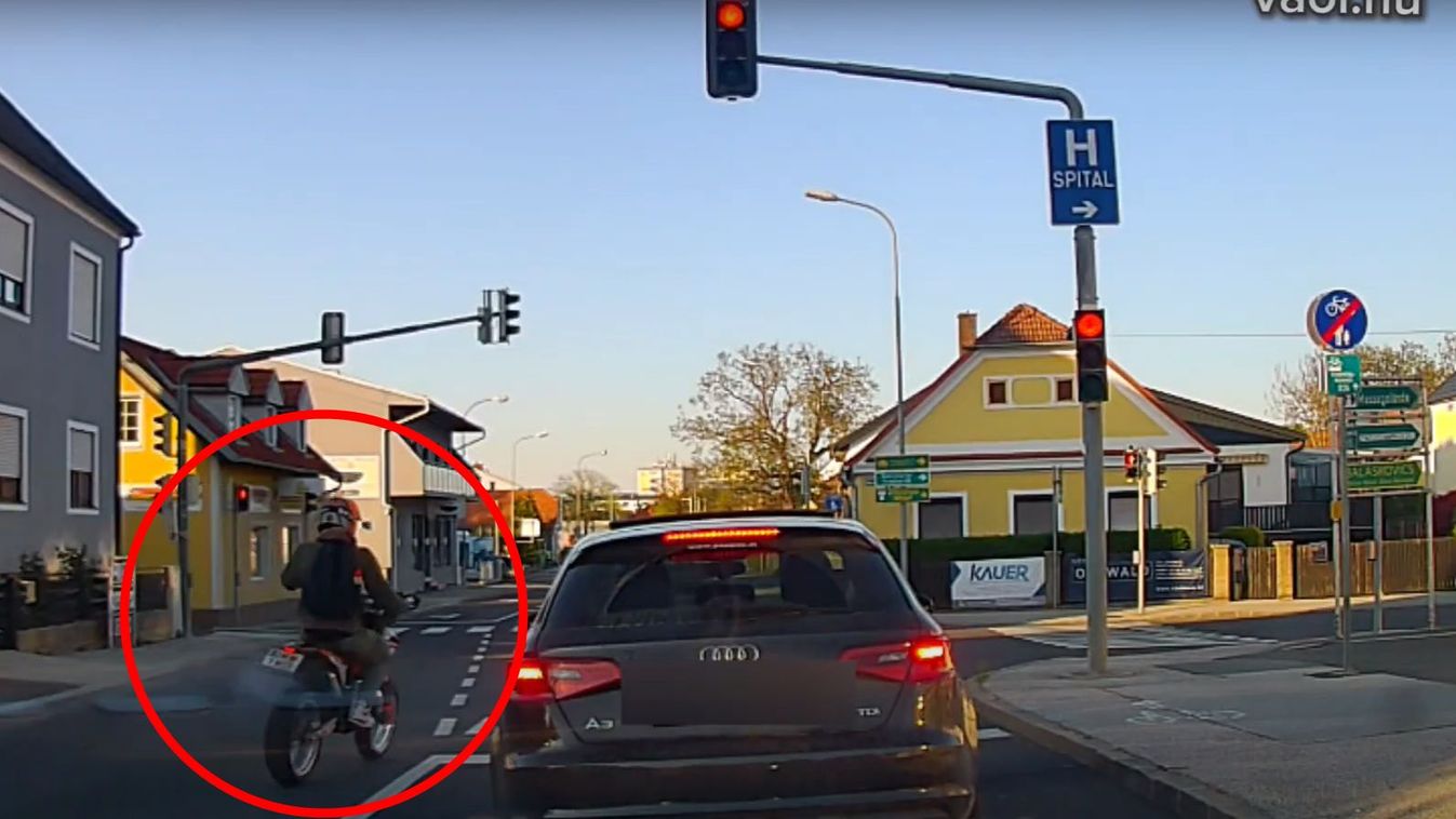 Videó: fékezés nélkül hajtott át a motoros a piroson