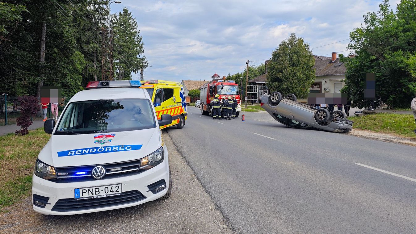 Betonlépcsőnek ütközött és felborult egy autó Toronyban - helyszíni fotók