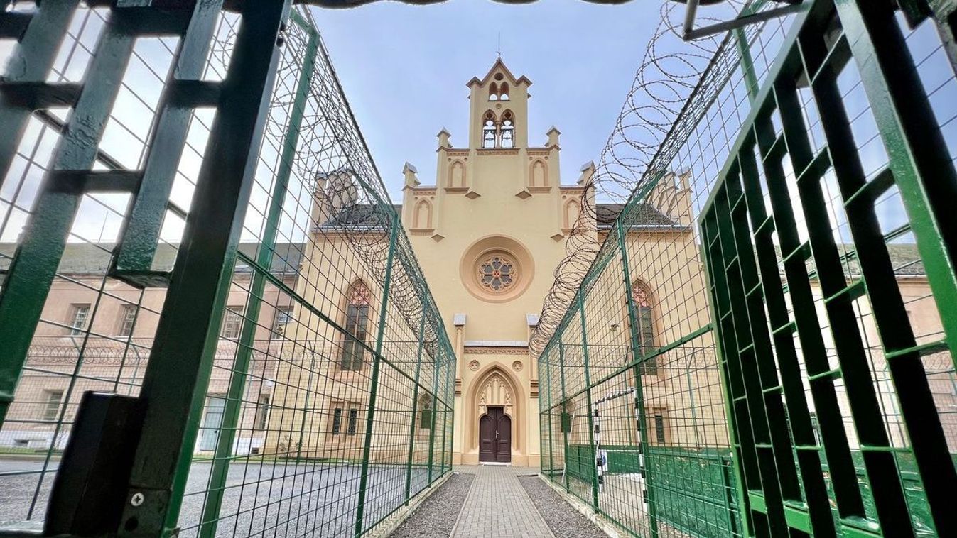 Gyárfás Tamás első napja elzárva