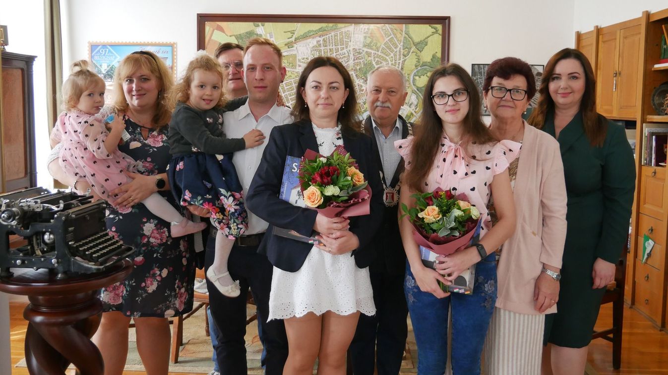 Állampolgársági eskütétel: ukrajnai és vajdasági magyarok mondtak esküt Sárváron